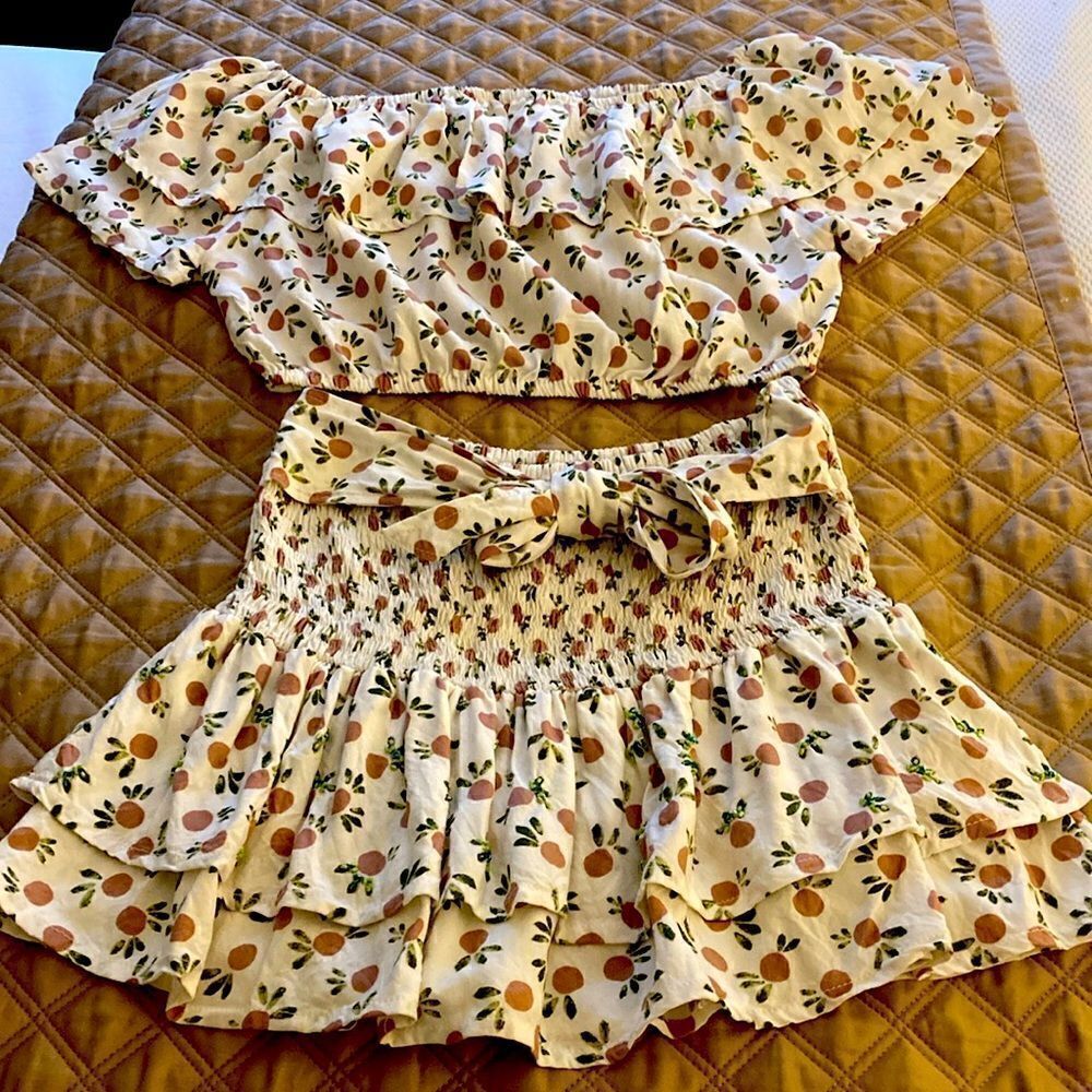 Skemo Bling Crop Top & Matching Ruched Ruffled Skirt. White/ Mauve. Size 10-12.